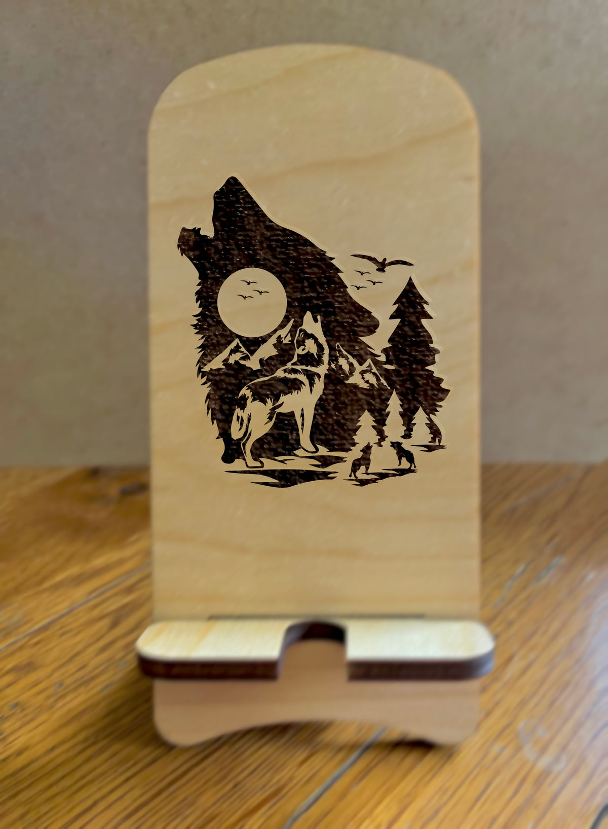 20047 LEW PHONE STAND w Wolf Scene HQ-TBM