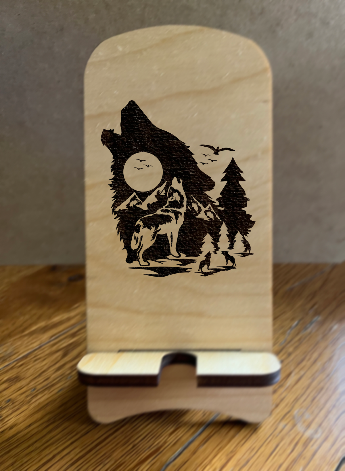20047 LEW PHONE STAND w Wolf Scene HQ-TBM
