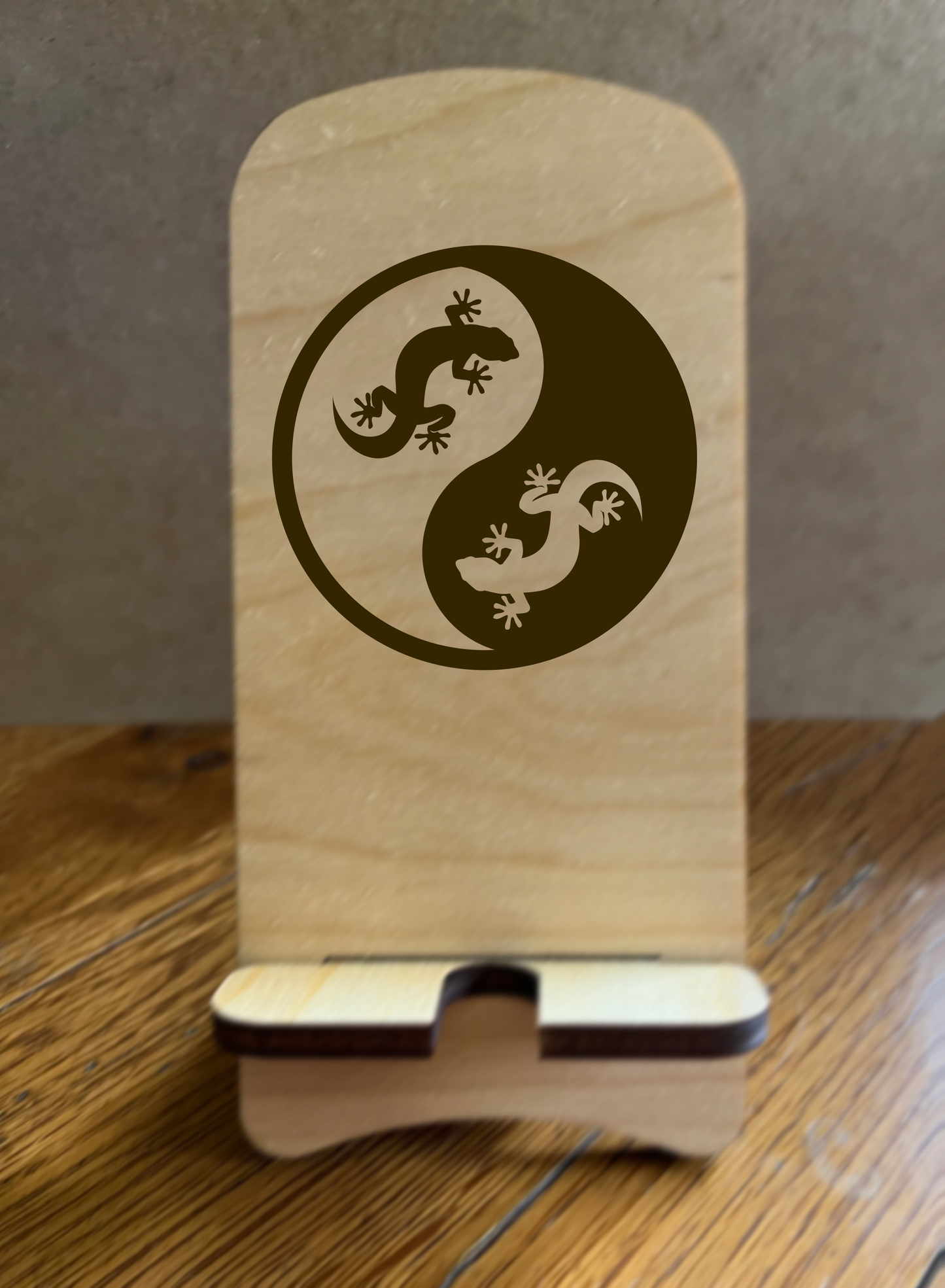 20094 LEW PHONE STAND w Lizard Yin Yang HQ-TBM